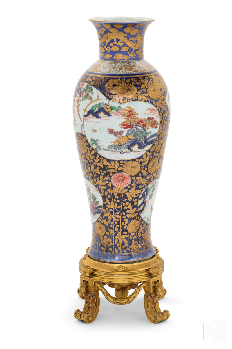 GRAND VASE BALUSTRE EN PORCELAINE IMARI MONTÉ EN BRONZE DORÉ  LA PORCELAINE : JAPON, ÉPOQUE EDO, CIRCA 1700 - 图2